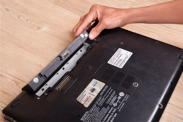gỡ pin và Cắm Sạc Laptop